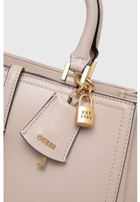 Guess torebka kolor beżowy. Kolor: beżowy. Dodatki: z breloczkiem. Rodzaj torebki: na ramię #3