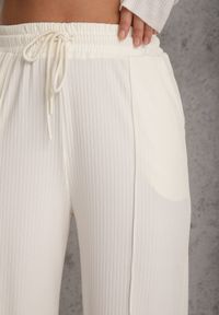 Renee - Jasnobeżowe Prążkowane Spodnie High Waist z Szerokimi Nogawkami Ginorria. Stan: podwyższony. Kolor: beżowy. Materiał: prążkowany. Długość: krótkie. Sezon: lato #4