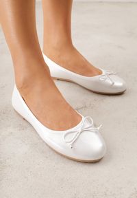 Born2be - Białe Balerinki Enenor. Zapięcie: bez zapięcia. Kolor: biały. Materiał: jeans, materiał. Szerokość cholewki: normalna. Wzór: kwiaty. Obcas: na obcasie. Wysokość obcasa: niski #2