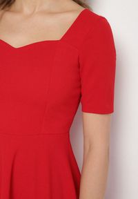Born2be - Czerwona Sukienka z Bufiastymi Rękawami Nerilune. Kolor: czerwony. Styl: klasyczny, elegancki
