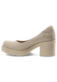 Półbuty damskie Armodo, cholewka ze skóry naturalnej o gładkim wykończeniu, klasyczna linia z zaokrąglonym noskiem, stabilny obcas osadzony na grubej. Okazja: na co dzień. Kolor: beżowy. Materiał: skóra. Szerokość cholewki: normalna. Wzór: gładki. Obcas: na obcasie. Styl: klasyczny. Wysokość obcasa: średni #8