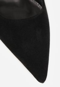 Renee - Czarne Czółenka Slingback na Kaczuszce z Imitacji Zamszu Mairiko. Nosek buta: szpiczasty. Zapięcie: sprzączka. Kolor: czarny. Materiał: zamsz. Sezon: lato. Obcas: na szpilce. Wysokość obcasa: średni #8