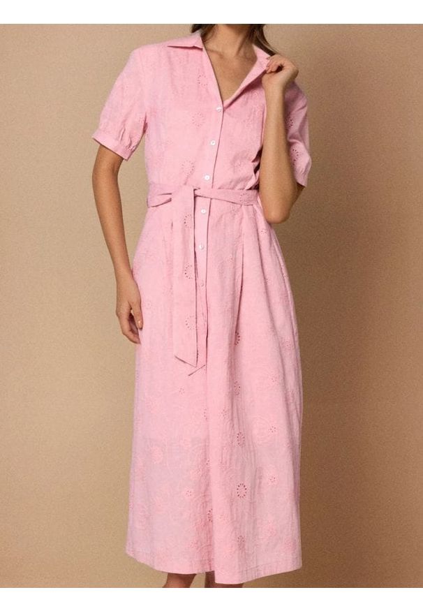 Sinsay - Bawełniana sukienka midi z kołnierzykiem - różowy. Kolor: różowy. Materiał: bawełna. Długość: midi
