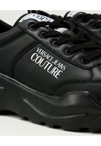 Versace Jeans Couture - VERSACE JEANS COUTURE - Czarne sneakersy z logo. Nosek buta: okrągły. Zapięcie: sznurówki. Kolor: czarny. Materiał: guma. Szerokość cholewki: normalna. Wzór: aplikacja, nadruk #7