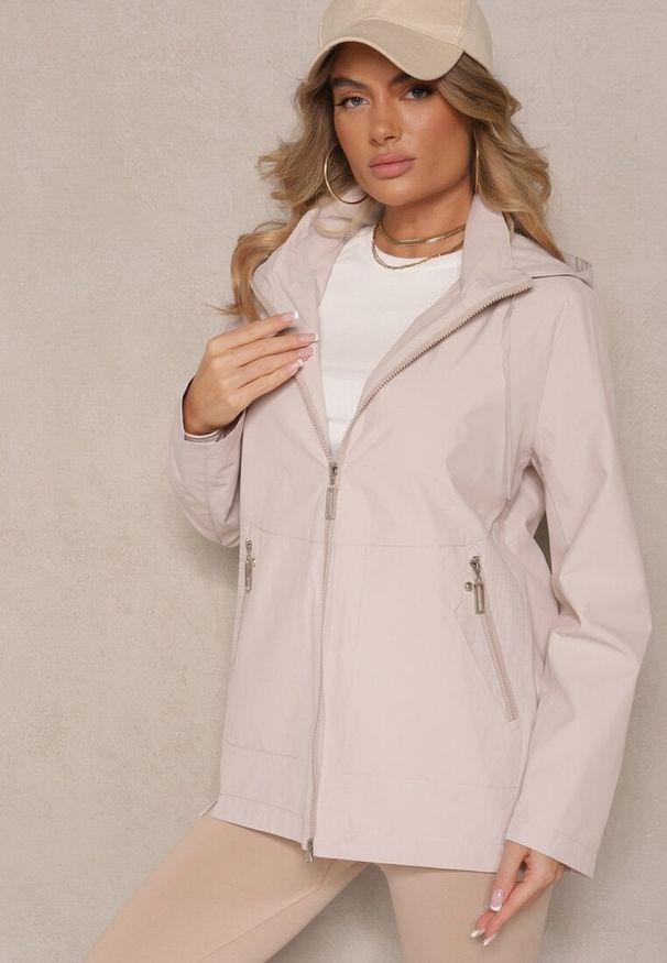 Renee - Jasnobeżowa Kurtka w Stylu Wiatrówki z Odpinanym Kapturem Ndivena. Okazja: na co dzień, na spacer. Kolor: beżowy. Materiał: jeans. Styl: sportowy, casual