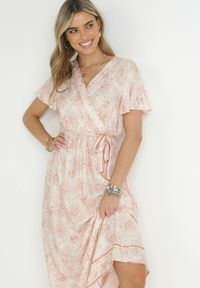 Born2be - Jasnobeżowa Sukienka Kopertowa z Wiskozy z Gumką w Talii i Metalicznym Wzorem Hollisa. Kolor: beżowy. Materiał: wiskoza. Typ sukienki: kopertowe #5