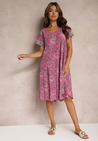 Renee - Fuksjowa Rozkloszowana Sukienka z Wiskozy w Kwiaty Rivanira. Kolor: różowy. Materiał: wiskoza. Wzór: kwiaty. Sezon: lato