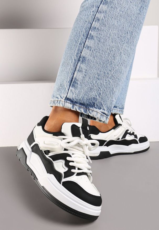 Renee - Czarne Sznurowane Sneakersy na Płaskiej Podeszwie Eviline. Nosek buta: okrągły. Zapięcie: sznurówki. Kolor: czarny. Materiał: materiał, jeans. Obcas: na płaskiej podeszwie. Wysokość obcasa: niski