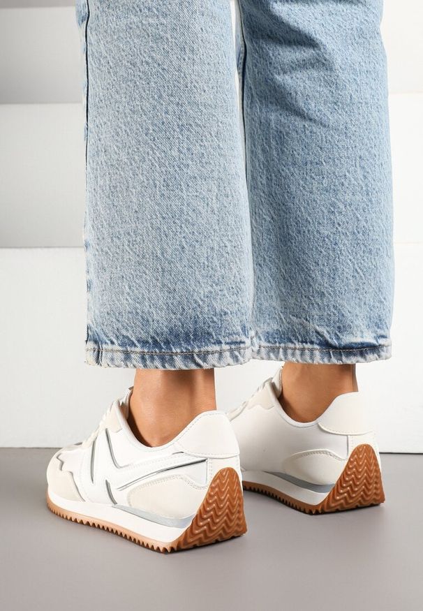 Born2be - Białe Sneakersy z Metaliczną Lamówką i Geometrycznym Wzorem Tosvella. Okazja: na co dzień. Zapięcie: sznurówki. Kolor: biały. Materiał: jeans. Wzór: geometria