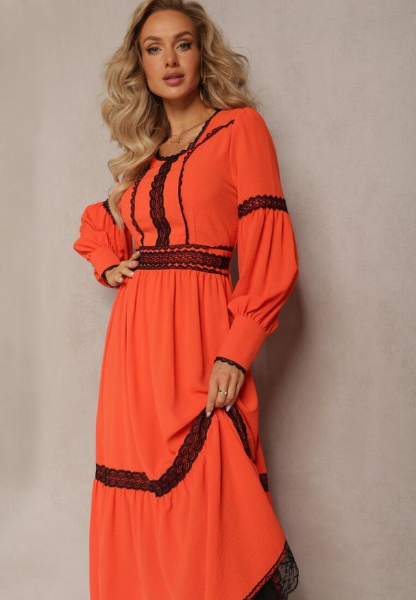 Renee - Pomarańczowa Maxi Sukienka o Rozkloszowanym Kroju z Ozdobną Koronką i Mankietami Kante. Kolor: pomarańczowy. Materiał: koronka. Wzór: koronka. Typ sukienki: rozkloszowane. Długość: maxi