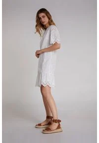 Bawełniana sukienka z tłoczonym asymetrycznym wzorem Oui (Outlet). Kolor: biały. Materiał: bawełna. Typ sukienki: asymetryczne #1