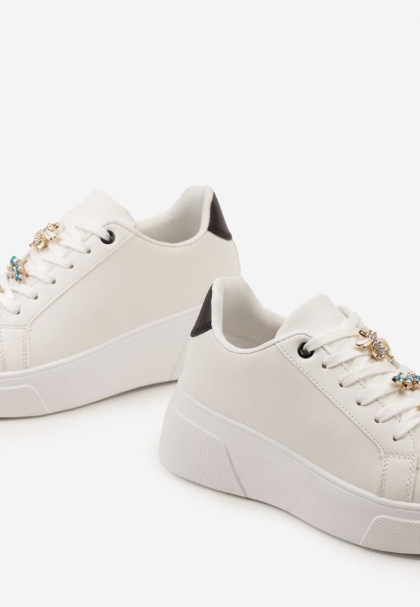 Renee - Biało-Czarne Casualowe Sneakersy na Platformie z Cyrkoniami i Zawieszkami na Sznurowadłach Timawel. Okazja: na co dzień. Nosek buta: okrągły. Zapięcie: sznurówki. Kolor: biały. Wzór: aplikacja. Materiał: materiał, jeans. Sezon: wiosna. Obcas: na platformie. Wysokość obcasa: niski. Sport: turystyka piesza