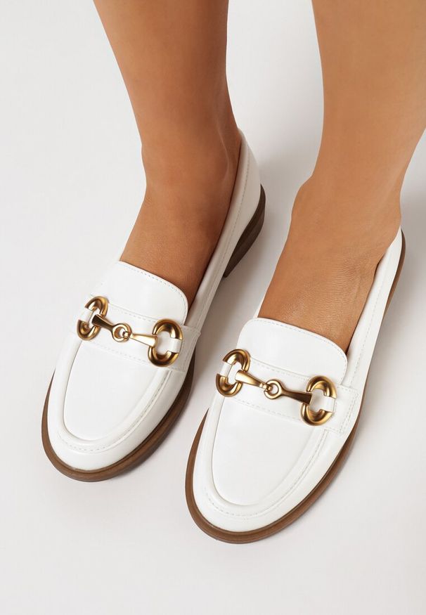 Born2be - Białe Mokasyny z Imitacji Skóry z Przeszyciami i Metalową Ozdobą Fiviana. Zapięcie: klamry. Kolor: biały. Materiał: skóra. Wzór: aplikacja. Obcas: na płaskiej podeszwie. Styl: elegancki