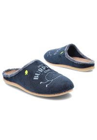 Hot Potatoes by Gioseppo - Granatowe Kapcie Gioseppo-Hot Potatoes Domowe Obuwie Męskie. Okazja: do domu. Kolor: niebieski. Materiał: futro, materiał. Wzór: nadruk, napisy #3