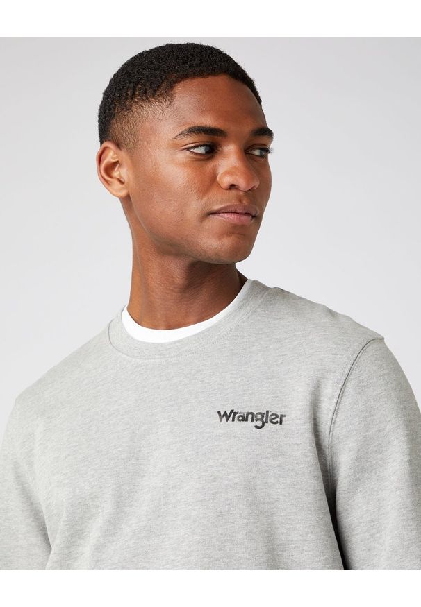 Wrangler - WRANGLER POSITIVE VIBES SWEAT MĘSKA BLUZA KLASYCZNA NADRUK MID GREY MEL W6F6H1X37 112141479. Wzór: nadruk. Styl: klasyczny