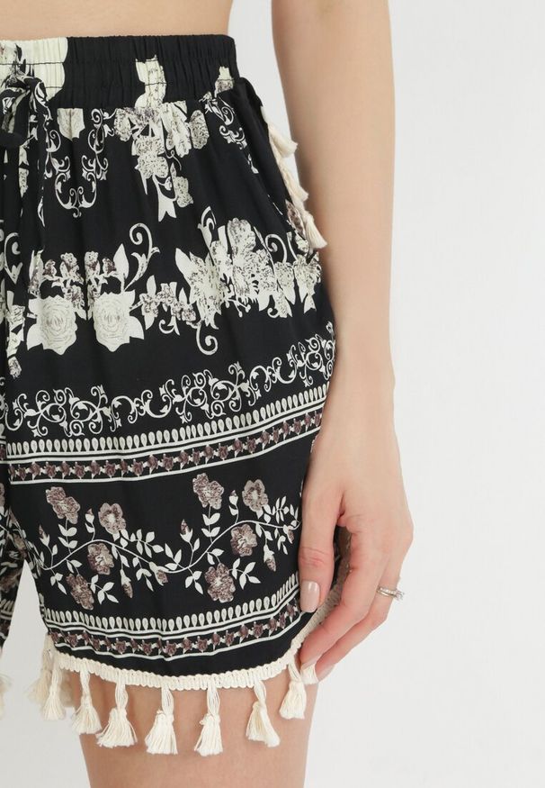 Born2be - Czarne Bawełniane Szorty w Kwiaty z Gumką w Pasie i Frędzelkami Ranika. Stan: podwyższony. Kolor: czarny. Materiał: bawełna. Długość: krótkie. Wzór: kwiaty. Sezon: lato