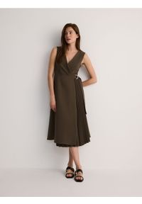 Reserved - Sukienka midi z plisami - brązowy. Kolor: brązowy. Materiał: wiskoza, tkanina. Długość: midi
