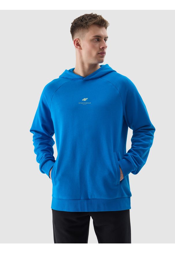 4f - 4F Bluza dresowa nierozpinana z kapturem z bawełny organicznej męska - kobaltowa XXL. Okazja: na co dzień. Typ kołnierza: kaptur. Kolor: niebieski. Materiał: dresówka, bawełna. Długość rękawa: raglanowy rękaw. Wzór: gładki, nadruk, ze splotem. Styl: sportowy, casual