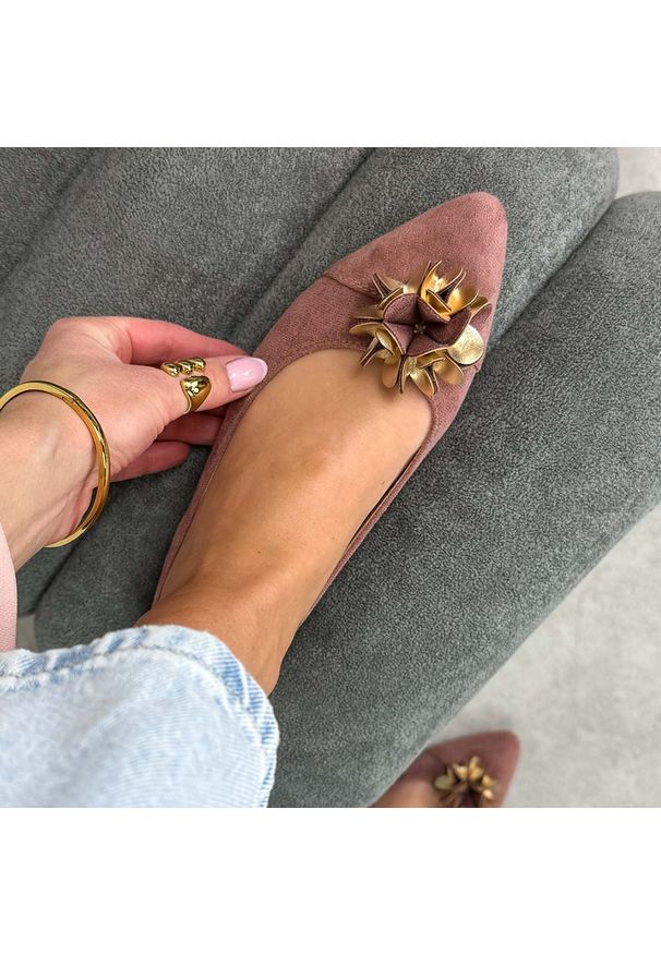 Różowe czółenka damskie M.Daszyński Sa201a-4. Okazja: na imprezę, na co dzień. Kolor: różowy. Materiał: zamsz. Wzór: kwiaty, aplikacja. Sezon: wiosna, lato. Obcas: na obcasie. Styl: wizytowy, casual, klasyczny, elegancki. Wysokość obcasa: niski