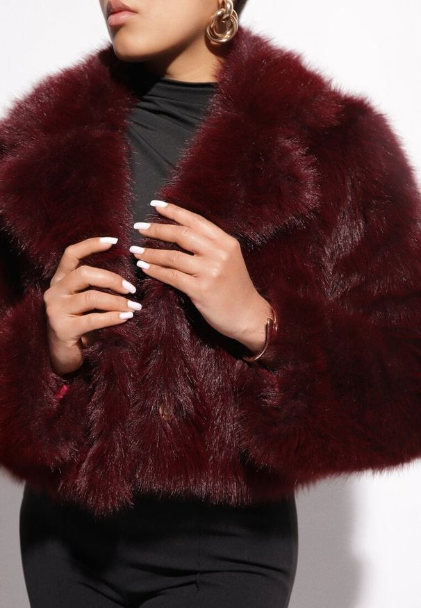 Renee - Bordowa Krótka Kurtka z Futerkiem Zdobiona Szerokim Kołnierzem Tormia. Okazja: na spacer, na co dzień. Kolor: czerwony. Materiał: futro. Długość: krótkie. Wzór: aplikacja. Styl: casual, klasyczny