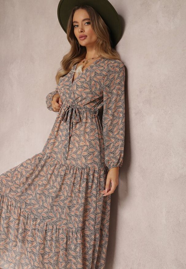 Renee - Beżowo-Granatowa Sukienka Maxi Boho Edei. Typ kołnierza: dekolt w kształcie V. Kolor: beżowy. Materiał: materiał, tkanina. Długość rękawa: długi rękaw. Typ sukienki: kopertowe. Styl: boho. Długość: maxi