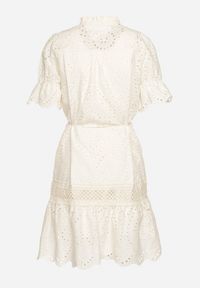 Born2be - Jasnobeżowa Bawełniana Ażurowa Sukienka w Stylu Boho z Falbanką i Paskiem Nelisse. Okazja: na co dzień. Typ kołnierza: kołnierz z falbankami. Kolor: beżowy. Materiał: bawełna. Wzór: ażurowy. Sezon: wiosna, lato. Styl: boho #2