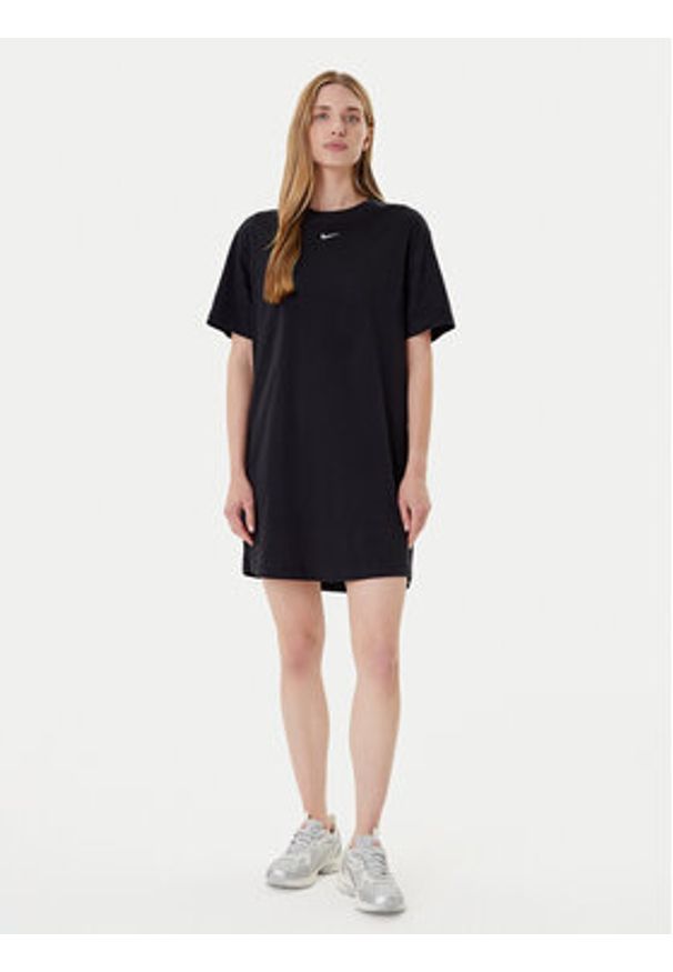 Nike Sukienka codzienna DV7882 Czarny Relaxed Fit. Okazja: na co dzień. Kolor: czarny. Materiał: bawełna. Typ sukienki: proste. Styl: casual