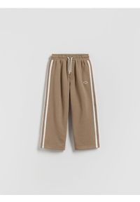 Reserved - Bawełniane spodnie z lampasami - brązowy. Kolor: brązowy. Materiał: bawełna #1