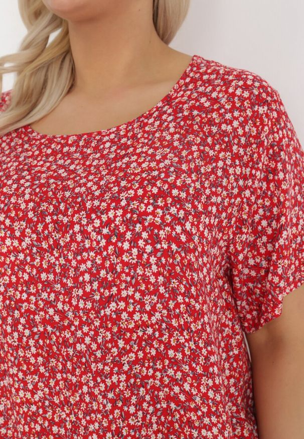 Born2be - Czerwona Bluzka z Wiskozy Maerelaia. Kolekcja: plus size. Kolor: czerwony. Materiał: wiskoza. Długość: krótkie. Wzór: kwiaty. Sezon: lato