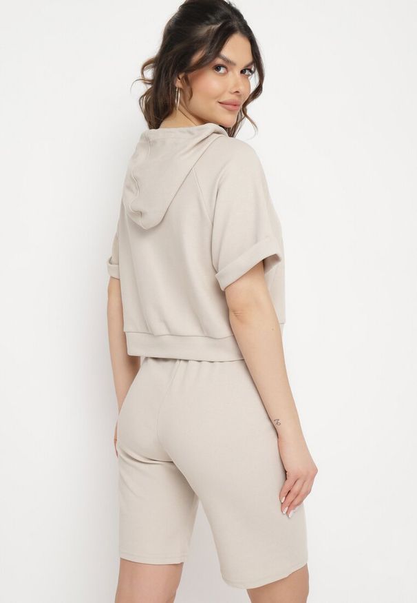 Born2be - Beżowy Komplet Dresowy z Bluzą z Krótkimi Rękawami i Szortami Helgia. Kolor: beżowy. Materiał: dresówka