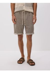 Reserved - Strukturalne szorty regular - brązowy. Kolor: brązowy. Materiał: bawełna, dzianina