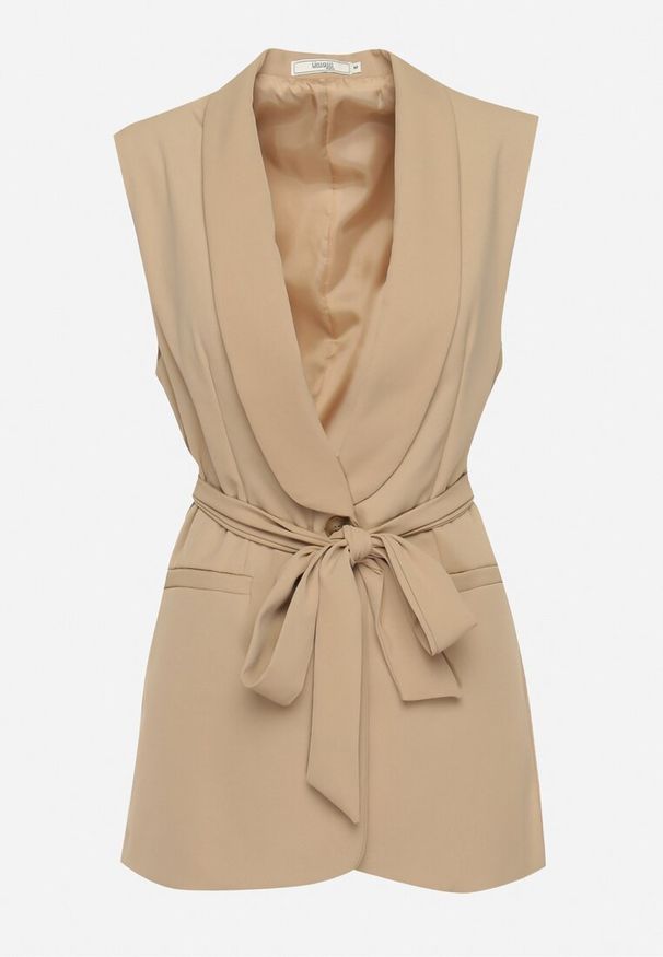 Born2be - Beżowa Kamizelka o Marynarkowym Fasonie Bez Rękawów z Wiązanym Paskiem Pellania. Okazja: na co dzień, na spotkanie biznesowe, do pracy. Kolor: beżowy. Materiał: jeans. Długość rękawa: bez rękawów. Styl: biznesowy, casual, elegancki