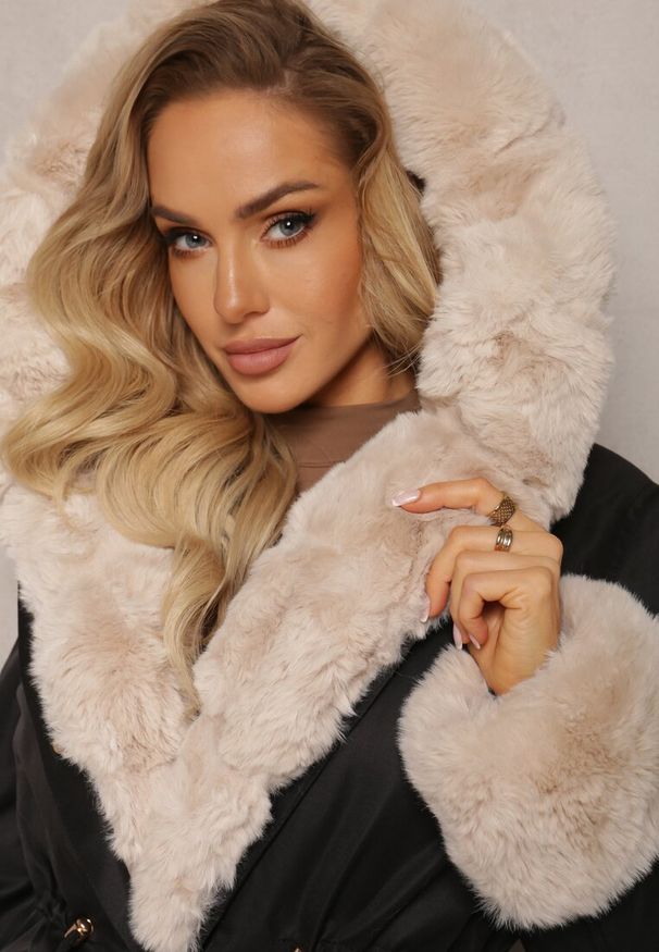 Renee - Czarno-Beżowa Kurtka Parka z Paskiem w Talii i Kapturem z Futerkiem Hizontia. Okazja: na spacer. Typ kołnierza: golf. Kolor: czarny. Materiał: futro