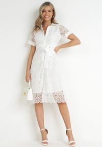 Born2be - Biała Koszulowa Sukienka Koronkowa z Wiązanym Paskiem Ariata. Kolor: biały. Materiał: koronka. Wzór: aplikacja. Typ sukienki: koszulowe #1