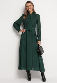 Born2be - Ciemnozielona Rozkloszowana Sukienka Maxi z Plisowanym Dołem i Paskiem Brofilla. Okazja: na co dzień. Kolor: zielony. Materiał: poliester. Wzór: aplikacja. Styl: casual, klasyczny. Długość: maxi #4