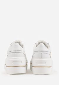 Renee - Białe Skórzane Sneakersy na Koturnie Ozdobione Metalicznymi Aplikacjami Acaledice. Okazja: na co dzień. Kolor: biały. Materiał: skóra. Wzór: aplikacja. Obcas: na koturnie #7
