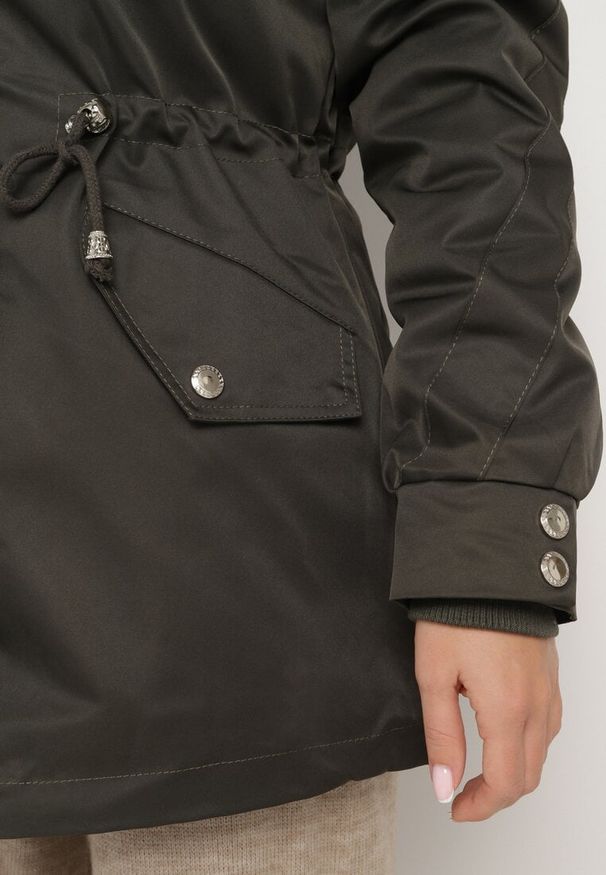 Born2be - Ciemnozielona Kurtka Parka z Odpinanym Futerkowym Obszyciem przy Kapturze Inelithrae. Kolor: zielony. Materiał: tkanina. Sezon: zima