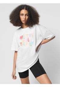 outhorn - T-shirt oversize z nadrukiem damski Outhorn - biały. Kolor: biały. Materiał: bawełna, dzianina. Długość rękawa: krótki rękaw. Długość: krótkie. Wzór: nadruk #1