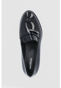 Wojas Mokasyny skórzane damskie kolor czarny na platformie. Nosek buta: okrągły. Kolor: czarny. Materiał: skóra. Obcas: na platformie #5