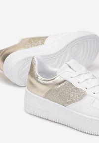 Born2be - Biało-Złote Sznurowane Sneakersy na Płaskiej Podeszwie z Brokatowymi Wstawkami Dezia. Okazja: na co dzień. Kolor: złoty. Obcas: na płaskiej podeszwie #5