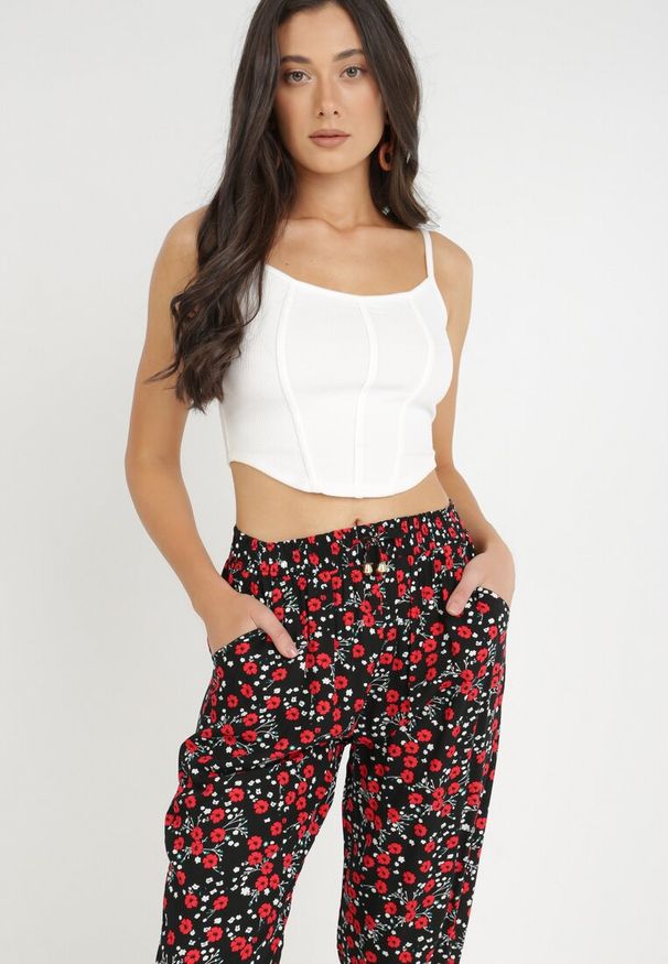 Born2be - Czarne Spodnie Ismousa. Kolor: czarny. Materiał: wiskoza. Wzór: aplikacja, nadruk. Sezon: lato