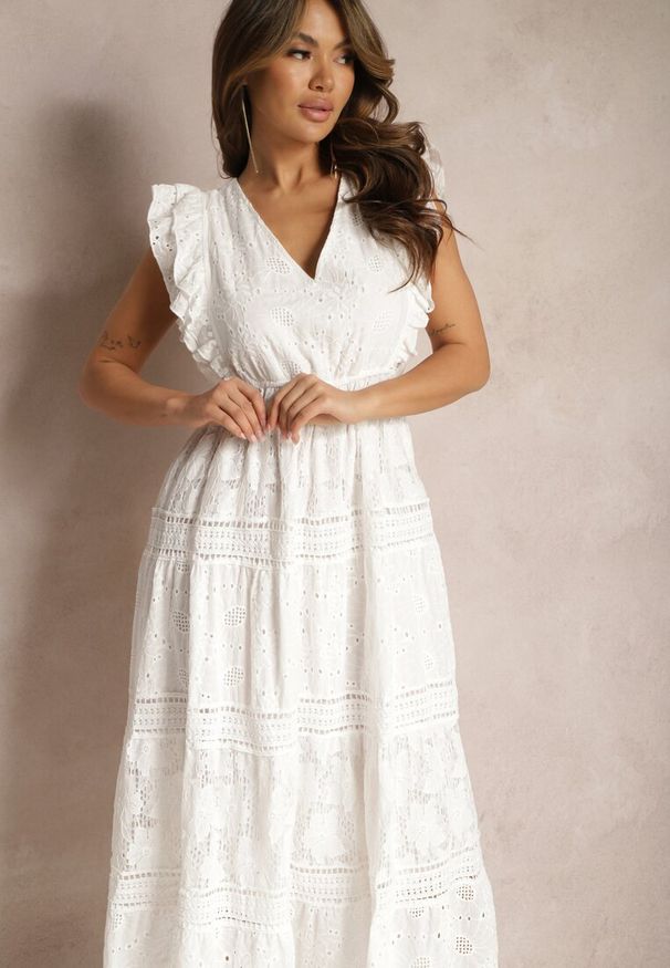 Renee - Biała Haftowana Sukienka z Bawełny z Rozkloszowanym Dołem z Koronką i Falbankami Xirina. Typ kołnierza: kołnierz z falbankami. Kolor: biały. Materiał: bawełna, koronka. Wzór: koronka, haft. Sezon: wiosna, lato. Długość: maxi