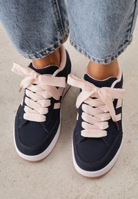 Renee - Granatowe Sneakersy Basic z Paskami na Boku Adila. Okazja: na co dzień. Zapięcie: pasek. Kolor: niebieski. Materiał: jeans. Wzór: paski. Obcas: na płaskiej podeszwie #4