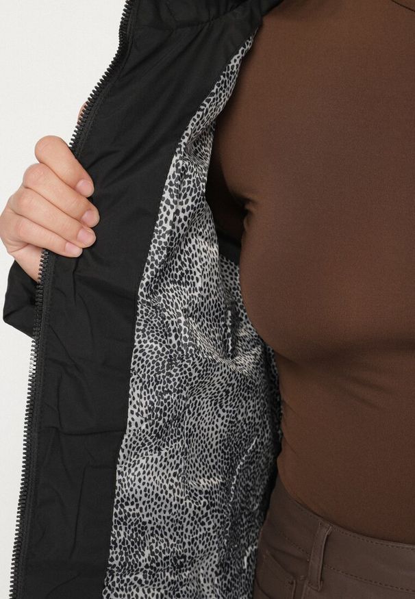 Born2be - Czarna Pikowana Kurtka o Taliowanym Fasonie z Kapturem Acindrie. Okazja: na co dzień, na spotkanie biznesowe. Typ kołnierza: kaptur. Kolekcja: plus size. Kolor: czarny. Materiał: poliester, jeans. Wzór: aplikacja. Sezon: zima. Styl: biznesowy, casual