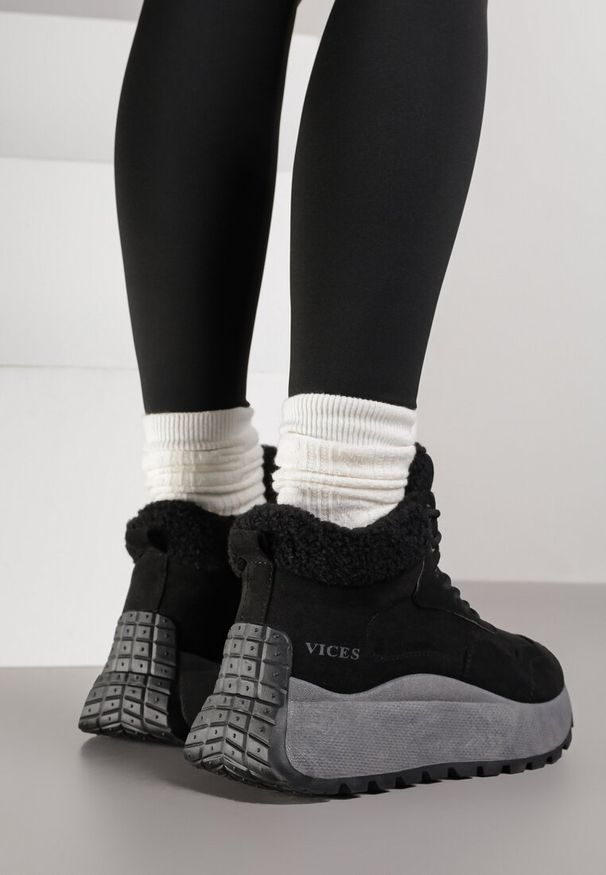 Born2be - Czarne Sneakersy Śniegowce Vices na Grubej Podeszwie Ozdobione Futerkiem i Napisem Nelinena. Okazja: na co dzień. Kolor: czarny. Materiał: futro. Wzór: napisy, aplikacja. Sport: golf