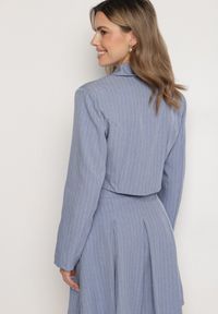 Born2be - Niebieska Marynarka Dwurzędowa o Krótkim Kroju w Delikatne Paski Redarisa. Okazja: na co dzień. Kolor: niebieski. Materiał: jeans. Długość: krótkie. Wzór: paski. Styl: elegancki, casual #6
