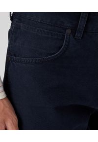 Wrangler - WRANGLER GREENSBORO MĘSKIE SPODNIE MATERIAŁOWE JEANSY DARK NAVY W15QDRXAE. Materiał: jeans, materiał #3