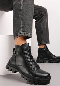 Born2be - Czarne Botki Traperki na Masywnej Podeszwie z Ozdobnym Paseczkiem Lamanda. Okazja: na co dzień, na spacer. Zapięcie: pasek. Kolor: czarny. Materiał: jeans, skóra. Styl: klasyczny, casual, elegancki