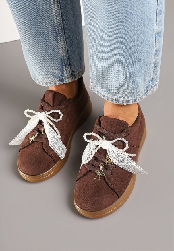 Renee - Brązowe Sneakersy na Niskiej Platformie z Aplikacjami i Kokardkami Divienne. Okazja: na co dzień. Kolor: brązowy. Materiał: jeans. Wzór: aplikacja. Obcas: na platformie