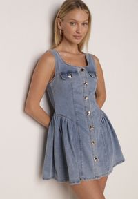 Born2be - Jasnoniebieska Jeansowa Sukienka z Bawełny o Rozkloszowanym Kroju z Guzikami Nikesilea. Typ kołnierza: dekolt gorset. Kolor: niebieski. Materiał: bawełna, jeans. Typ sukienki: rozkloszowane, gorsetowe. Styl: elegancki, klasyczny #1
